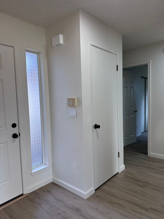 Building Photo - Excellent Florin Area 3bd/2bath home updated and nice!