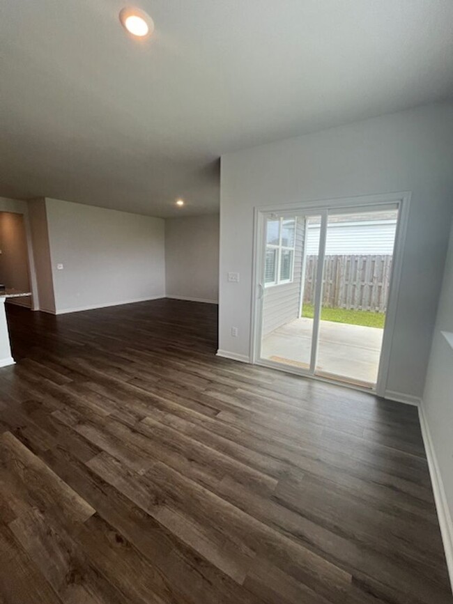 Building Photo - 3 Bedroom Home in Waterside Community of S...