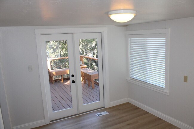Building Photo - 5910 Skyline Dr