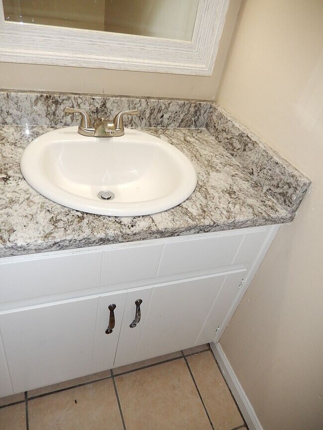 Building Photo - LOVELY 2/1.5 NW Twn w/ Granite Counters, Deck, Fenced Yard, & More! $1275/month Avail August 1st!