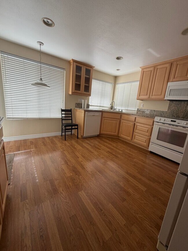 Building Photo - 2377 Sommerset Dr