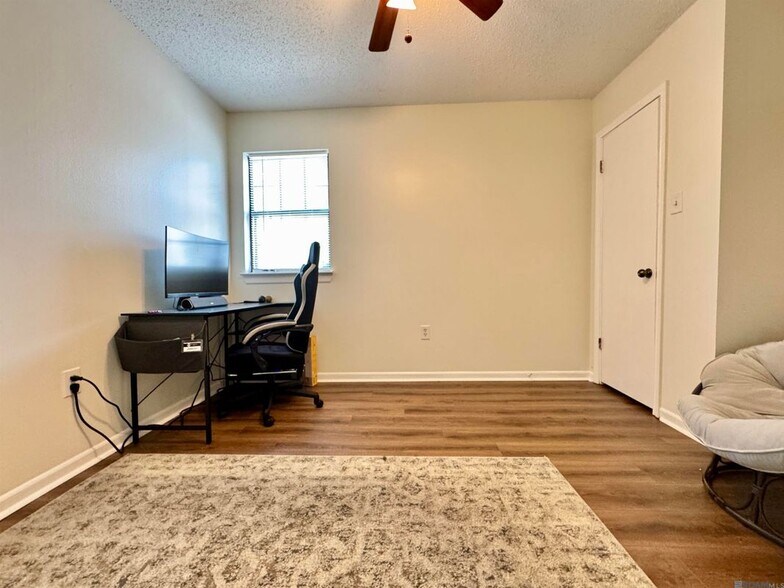 Building Photo - 1732 Manor Oak Dr