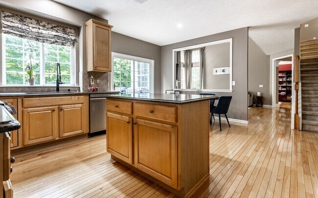 Building Photo - Spacious 5-Bed Home with In-Law Suite, Fin...