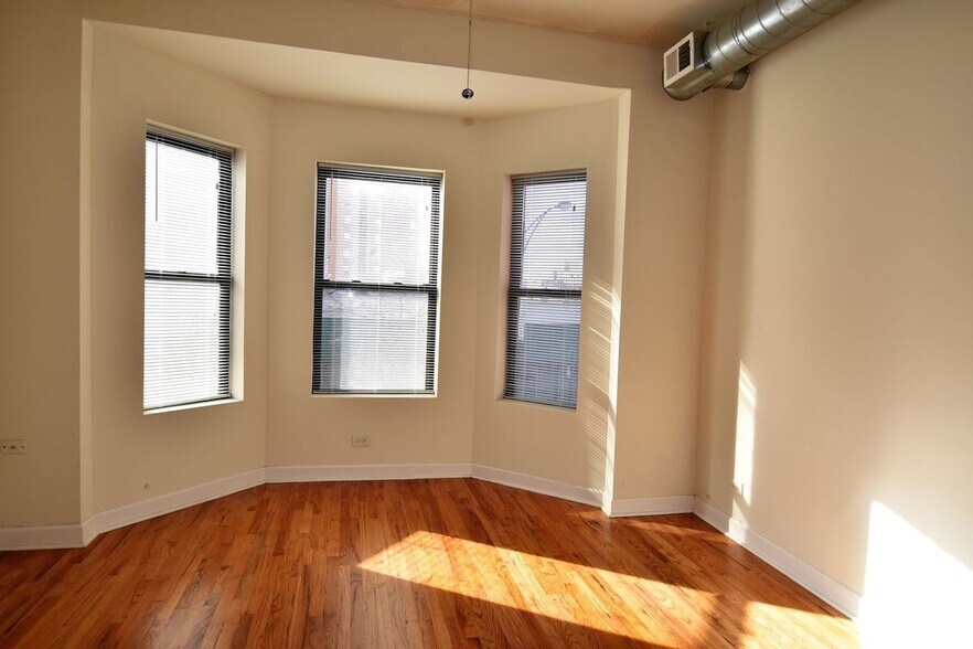Building Photo - 3230 N Clark St