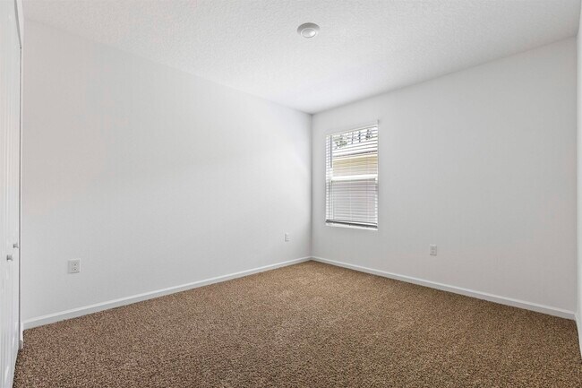 Building Photo - 112 Silver Birch St