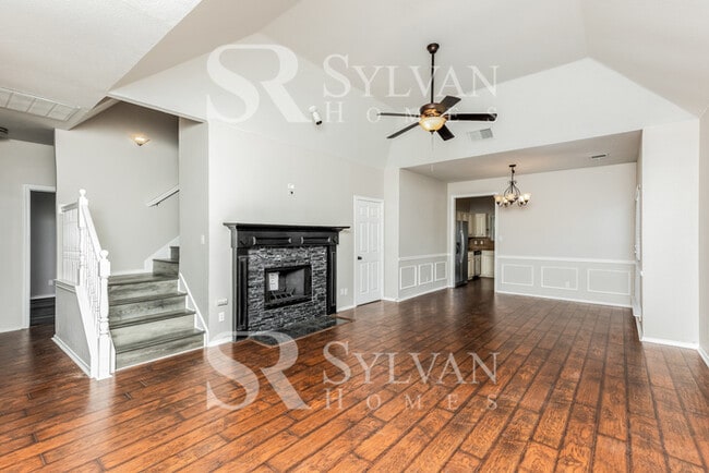 Building Photo - Enjoy living the good life in this 3 bedroom, 2 bathroom home