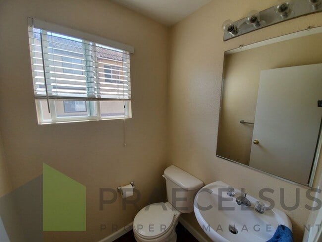 Building Photo - Gorgeous Townhome in Sorrento Valley