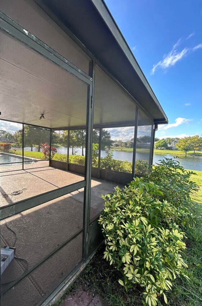 Building Photo - Waterfront Pool Home in Waterford Lakes