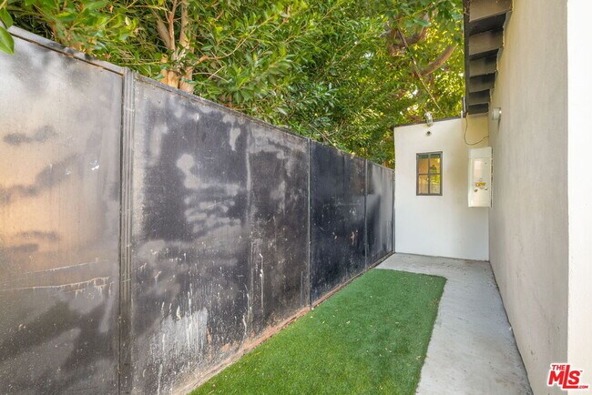 Building Photo - 1142 Poinsettia Dr