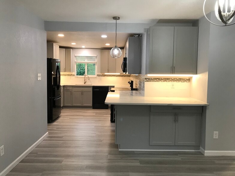 Kitchen countertop with plenty of space for a breakfast nook - 1180 S Depew St