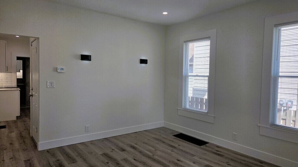 Building Photo - 14 Meadow St
