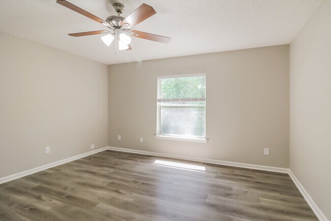 Building Photo - 1010 Whirlaway Cir S