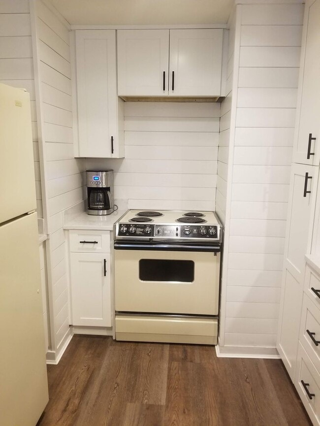 Building Photo - $1,800 - 2 Bed, 2 Bath Furnished SUMMER 6 month seasonal available 4/15