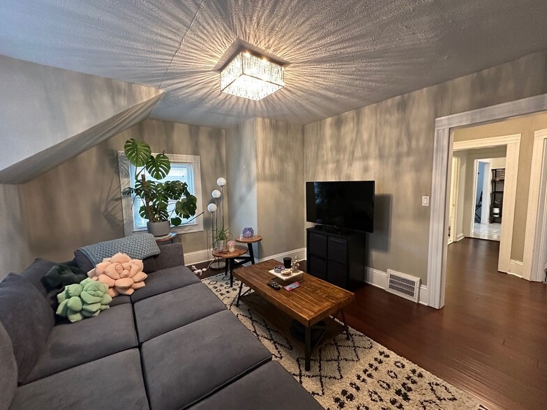 Building Photo - 1425 Hopkins Ave