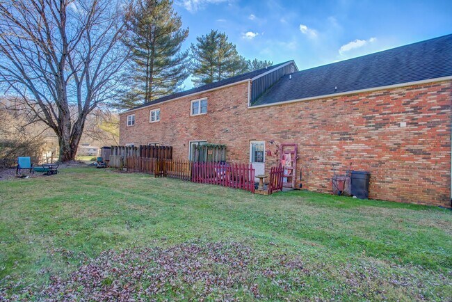 Building Photo - 5021 Emerald Dr