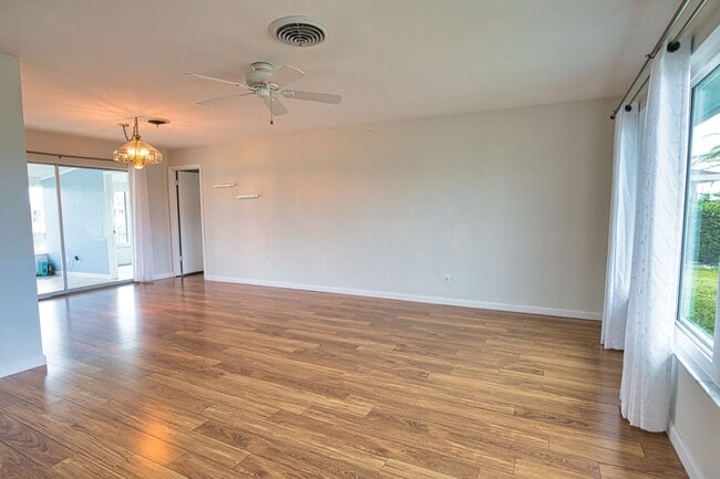 Building Photo - Annual Unfurnished 2 Bedroom 2 Bathroom Single Family Home in Venice Gardens with Water View!