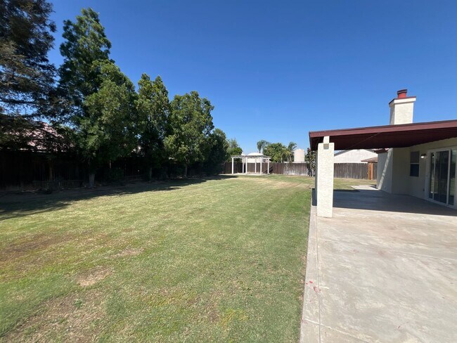 Building Photo - Northwest Bakersfield