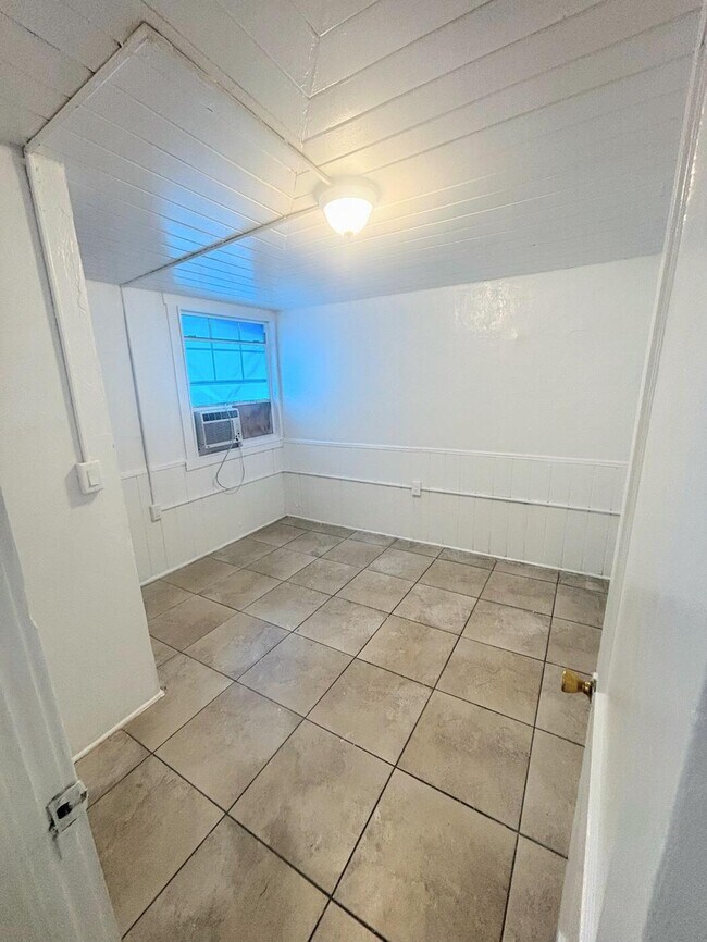 Building Photo - 804 Ridgewood Dr