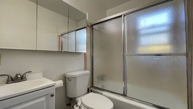 Building Photo - Short Term First Semester Lease: August - December 2026