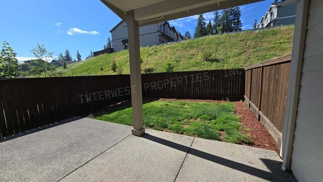 Building Photo - Beautiful Newer Construction 3bd 2.5ba Row House in Ridgefield With 2 Car Garage, Fenced Backyard...