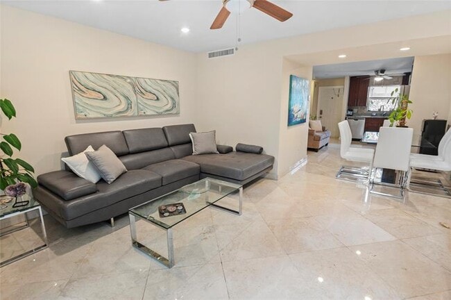 Building Photo - 811 W Oakland Park Blvd