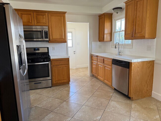 Building Photo - Newly Renovated Single-Family Home in Sun ...