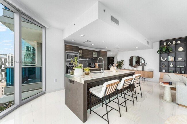 Building Photo - 200 Biscayne Blvd Way