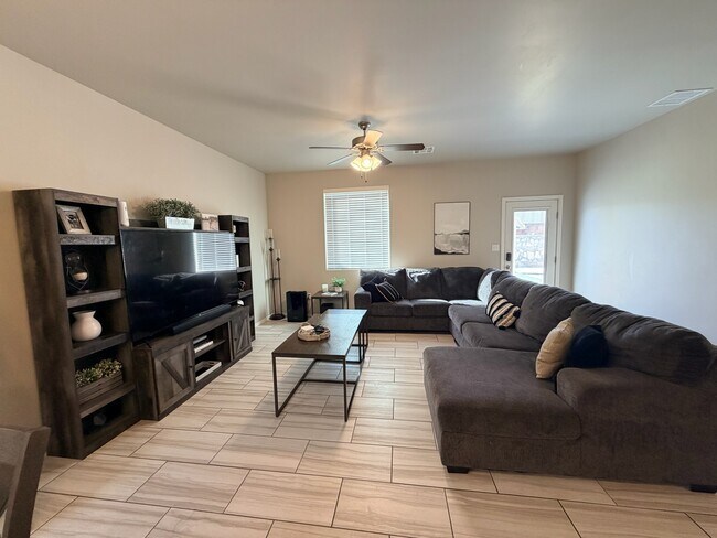 Building Photo - 1418 Santa Thomas St