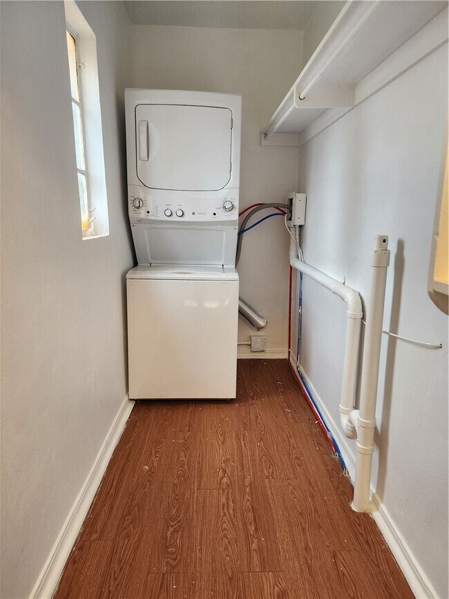 Building Photo - 415 W Poplar St