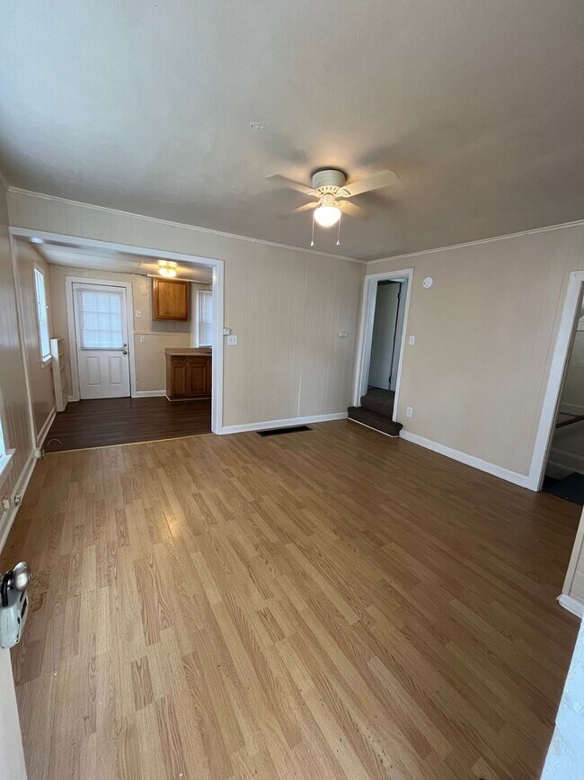 Building Photo - Spacious 2 Bedroom on Weber Rd.