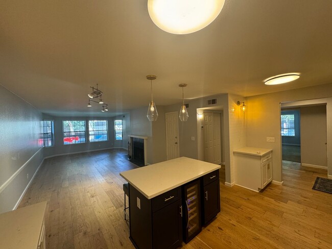 Building Photo - Three bedroom | Two bathroom | Midtown condo