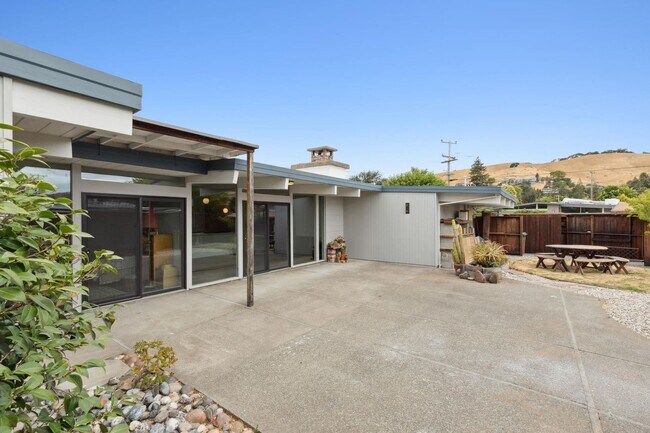 Building Photo - Eichler Mid-Century Home, Newly Renovated