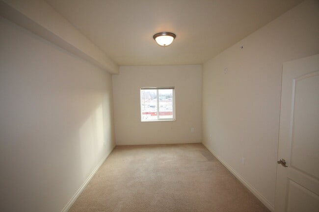 Building Photo - Top Floor 2 Bedroom Condo!