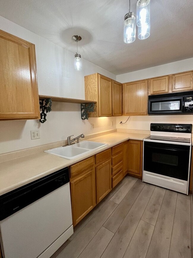 Building Photo - Adorable 3 story, 3BR/3.5BA Townhome w/ detached garage!