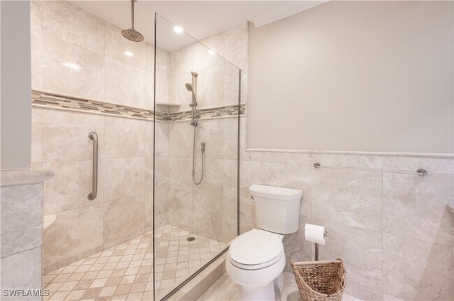 Building Photo - 800 River Point Dr