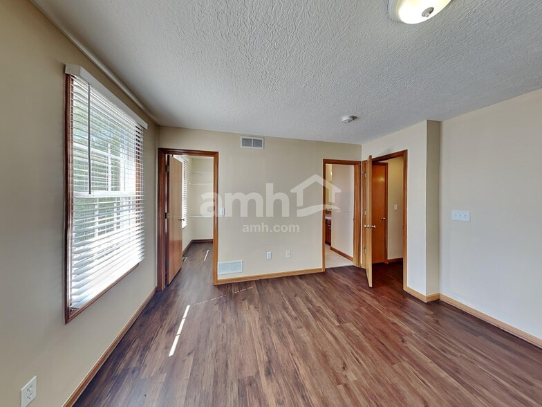 Building Photo - 242 Iris Trail Dr