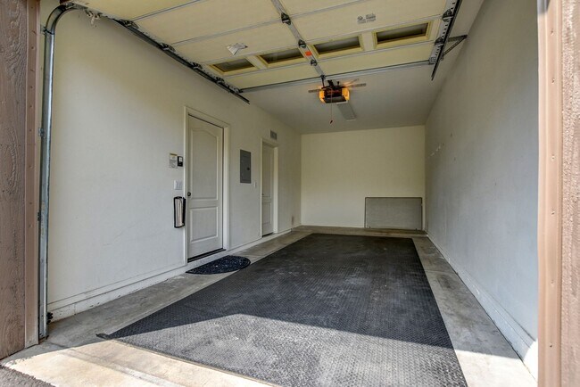 Building Photo - Beautiful 3 Bed, 2 Bath Condo on the Hassaympa Golf Course!