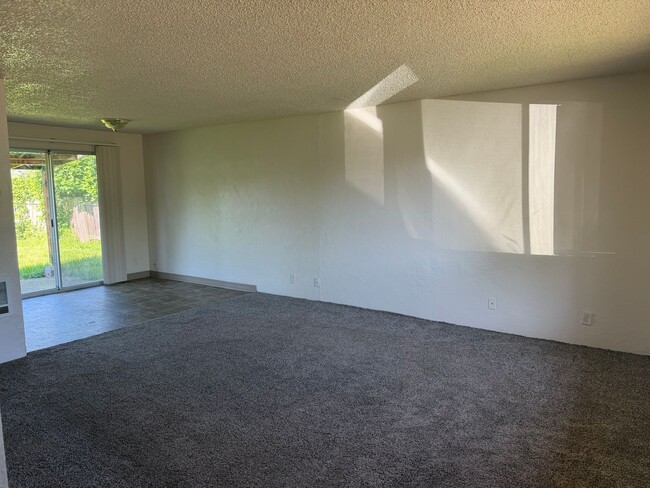 Building Photo - Great Duplex!