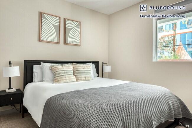 Building Photo - 200 S Los Angeles St