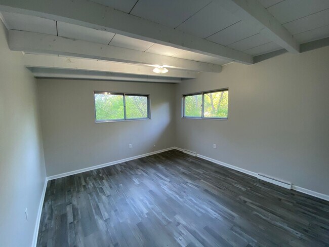 Building Photo - Newly remodeled 2 bed 1 bath home in Red B...
