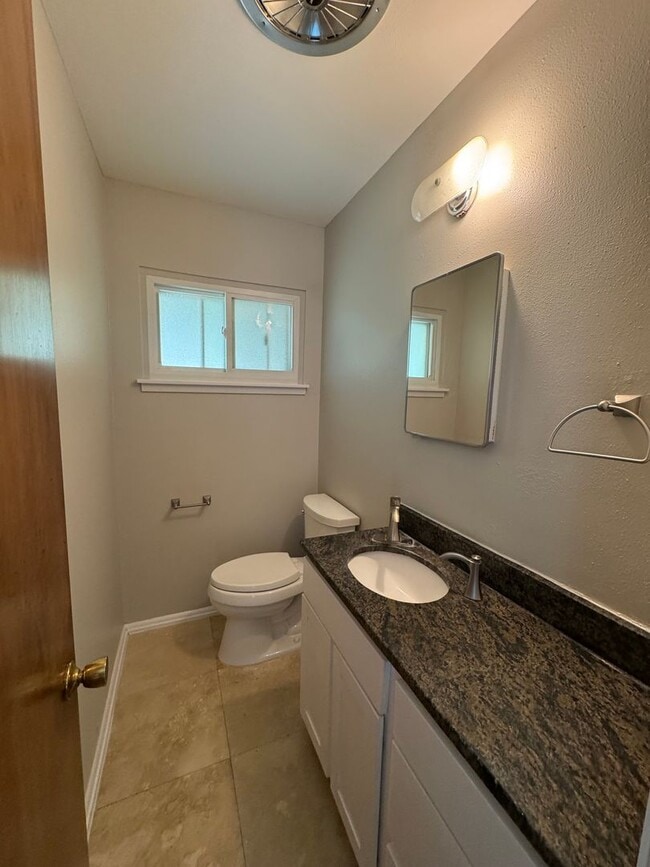 Building Photo - Welcome to this charming 3-bedroom, 1.5-bathroom home with easy access to FT. SAM, BAMC, RANDOLPH...