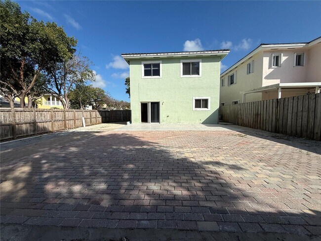 Building Photo - 390 NE 35th Ave