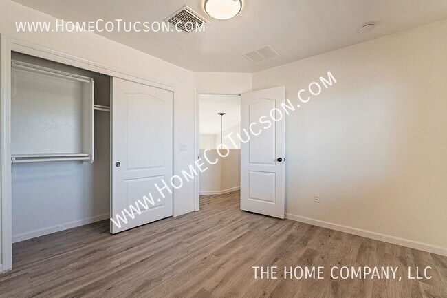 Building Photo - 6645 E Gehrig Ln