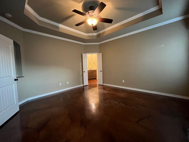 Building Photo - Available Now: 4 Bedroom Single Family Home:  Move in Special