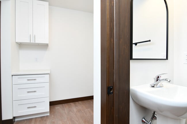 Building Photo - 735 Hoffman Rd