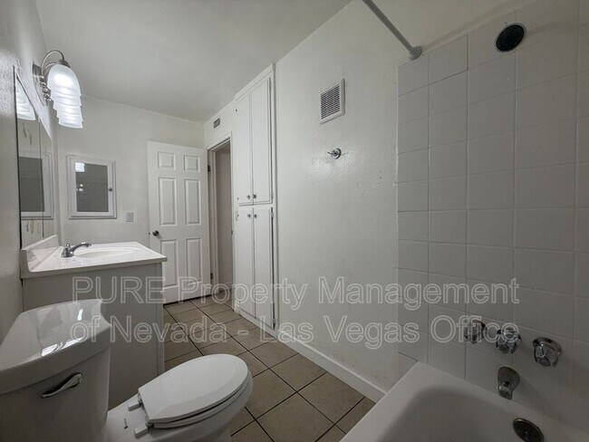 Building Photo - 1405 E Vegas Valley Dr