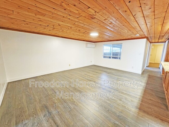 Building Photo - 2220 W Bell Vista Ave