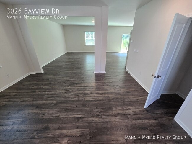 Building Photo - 3026 Bayview Dr