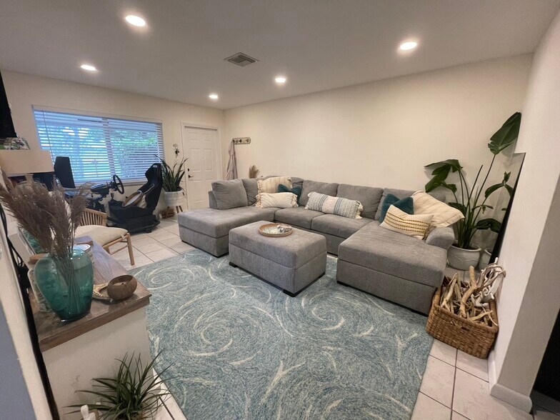 Building Photo - 3901 NE 5th Ave