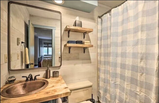 Building Photo - Charming 2BR Townhome in Lake Harmony